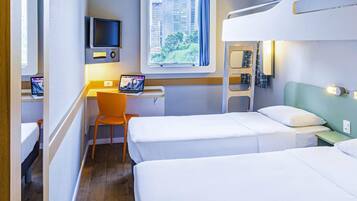 Quarto duplo standard, 3 camas de solteiro | Wi-Fi de cortesia