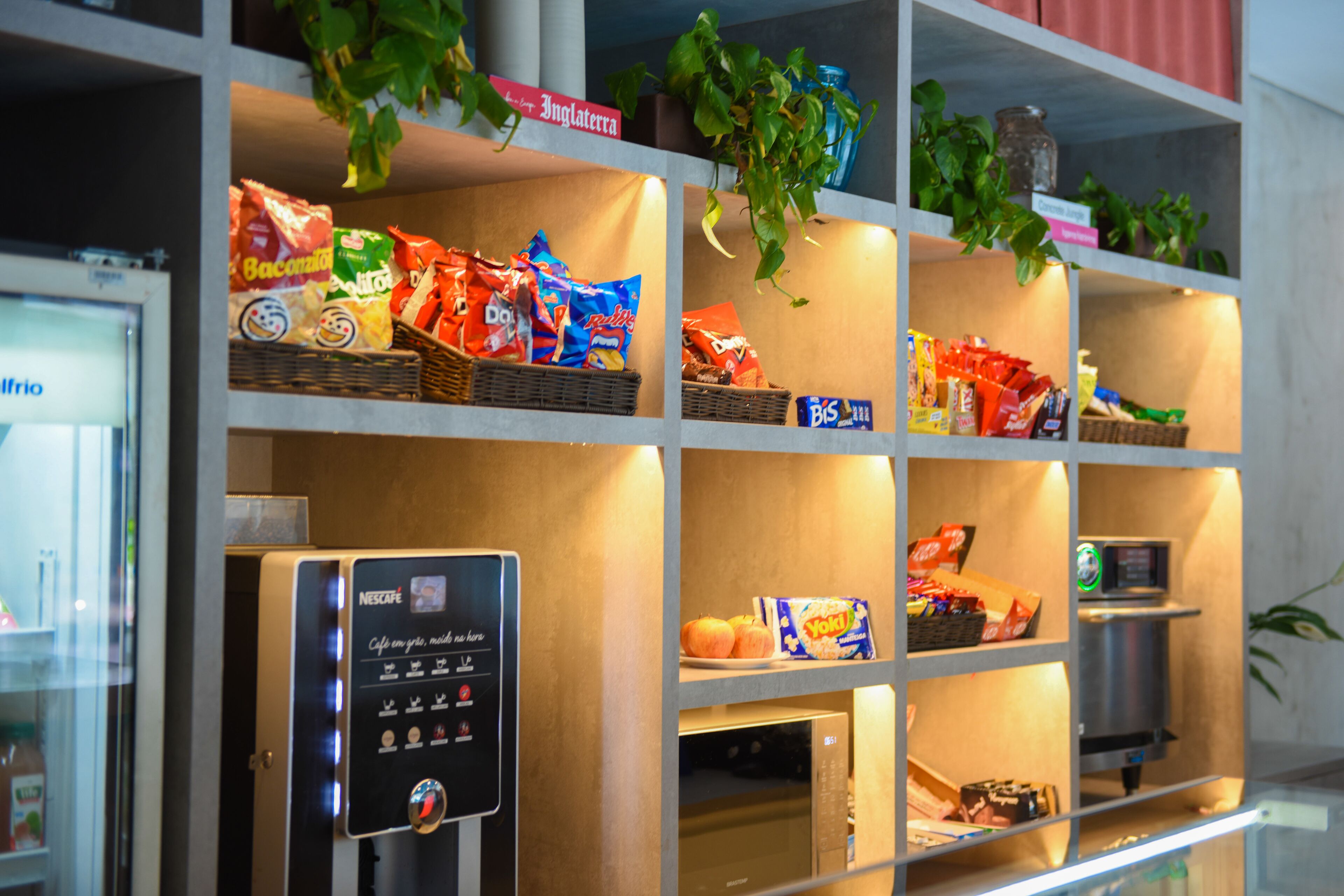 Ein Getränkeautomat mit Snacks und einer Kaffeemaschine.
