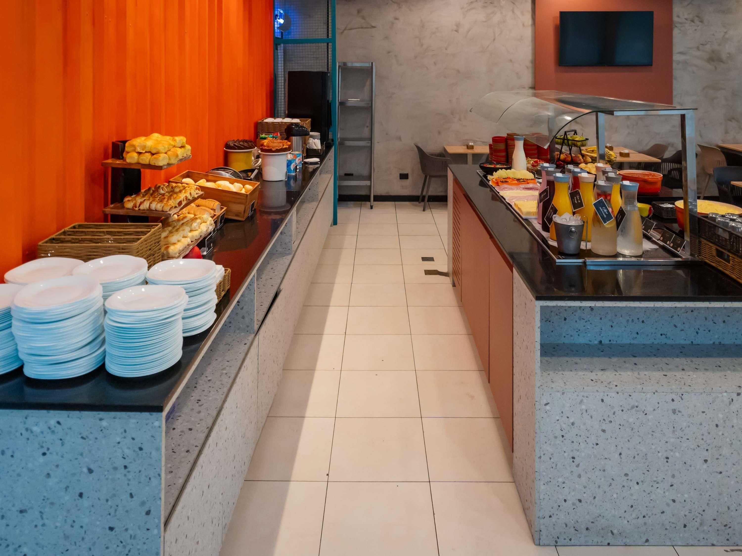 Un área de bufé con diferentes alimentos y platos.