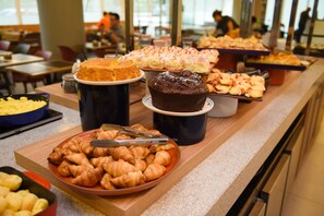 Desayuno buffet todos los días (con cargo)