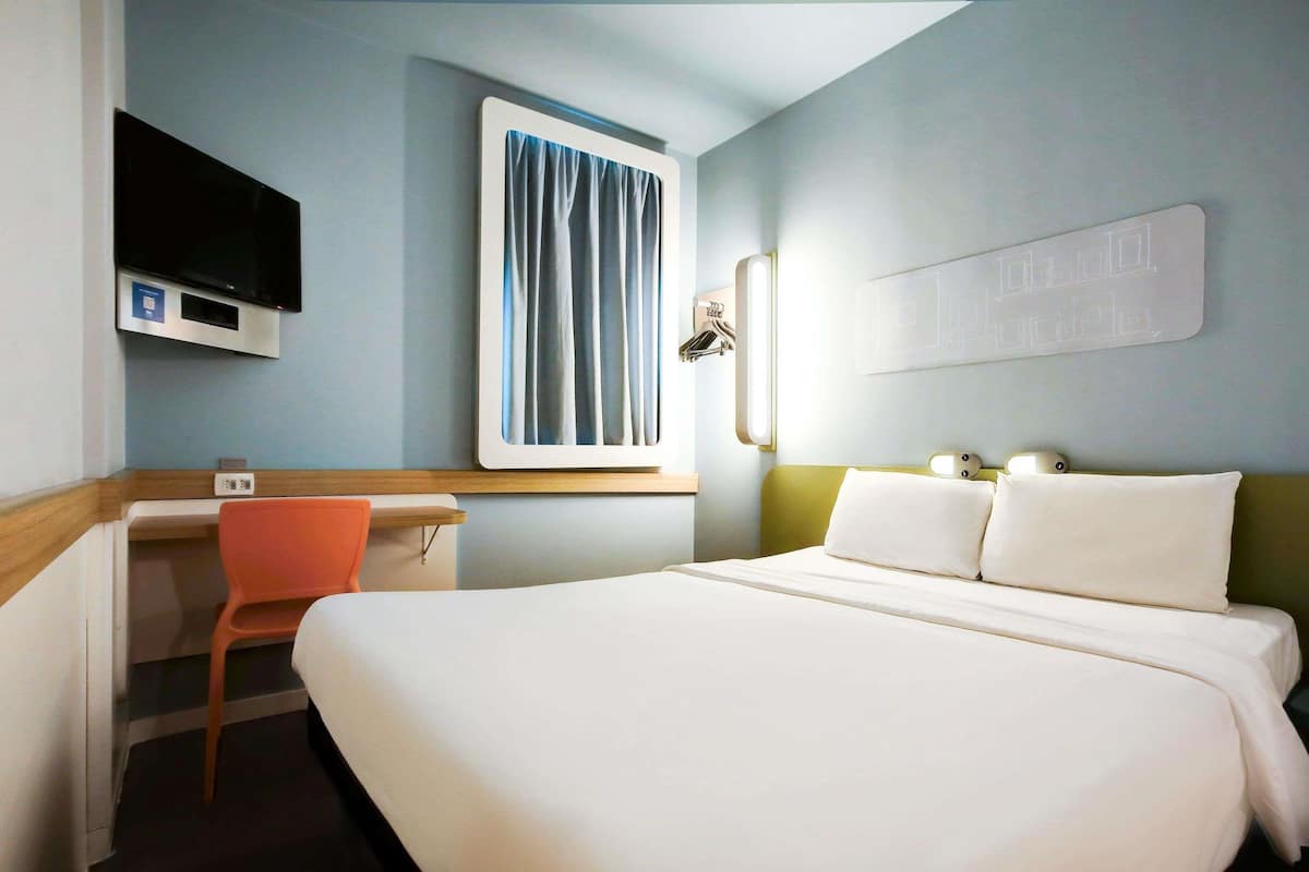 Departamento, 1 cama matrimonial | Ropa de cama hipoalergénica y escritorio