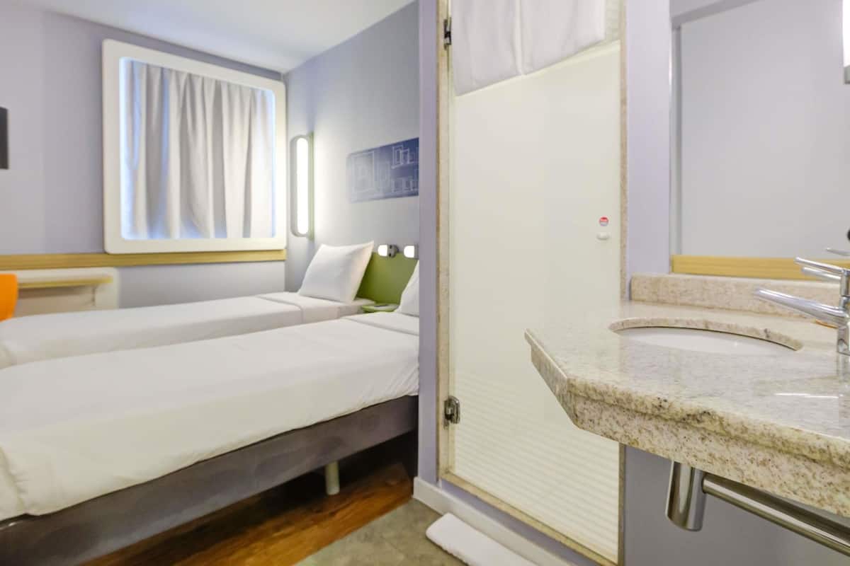 Leilighet, 2 enkeltsenger | Allergitestet sengetøy, skrivebord og skrivebord for bærbar PC