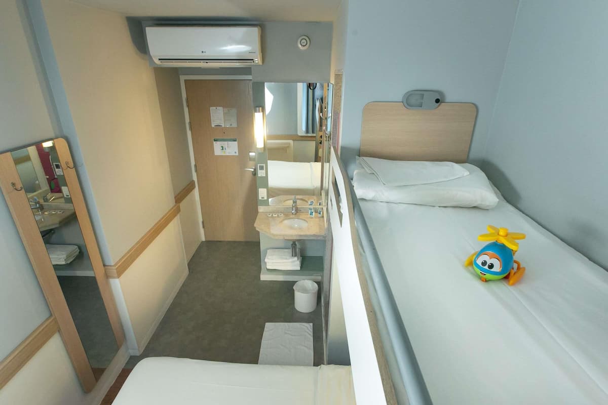 LÀgenhet - flera sÀngar | Allergitestade sÀngklÀder, skrivbord och arbetsyta för laptop