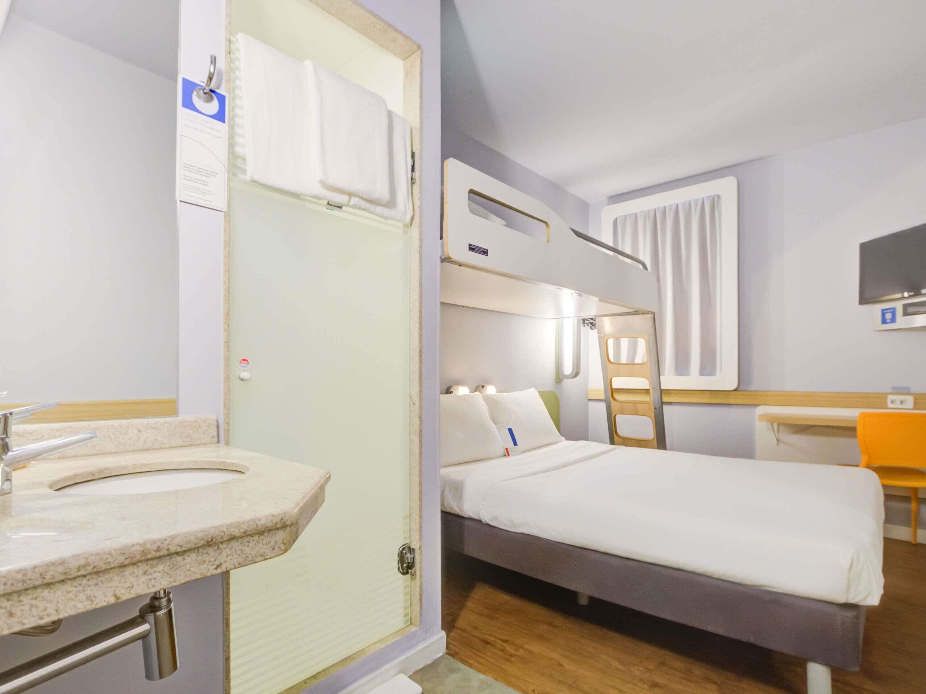 Leilighet, flere senger | Allergitestet sengetøy, skrivebord og skrivebord for bærbar PC