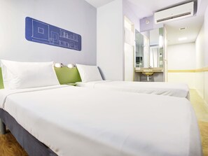 Leilighet, 2 enkeltsenger | Allergitestet sengetøy, skrivebord og skrivebord for bærbar PC