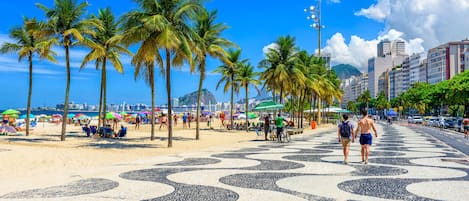 Perto da praia, areia branca, 10 bares na praia 