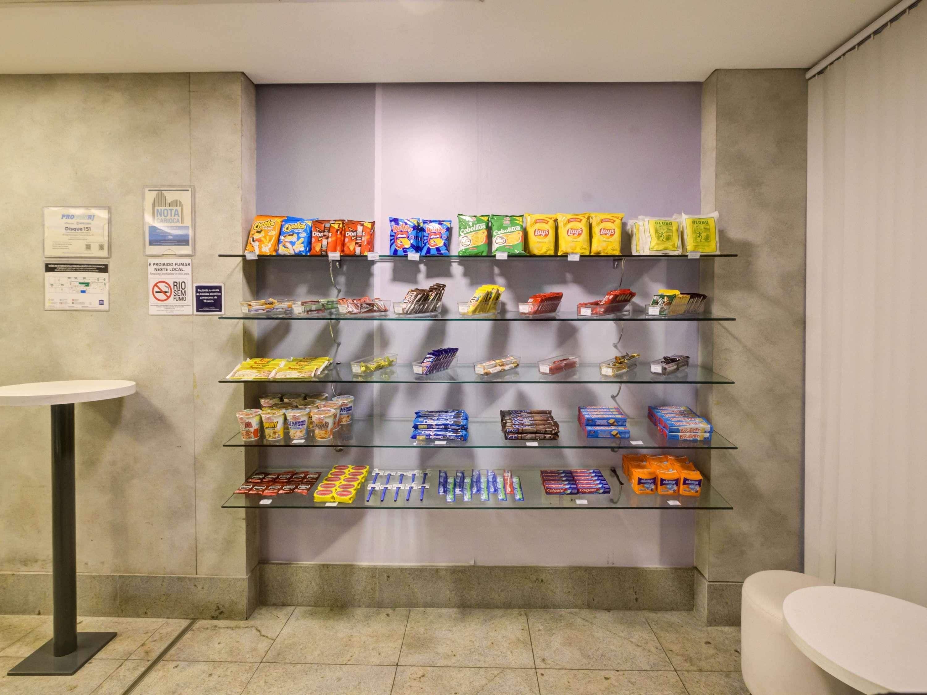 Des toilettes équipées d’étagères remplies de divers produits de toilette et de collations.