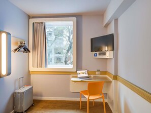 Quarto standard, 1 cama de casal (Accessible) | Roupas de cama antialérgicas, escrivaninha