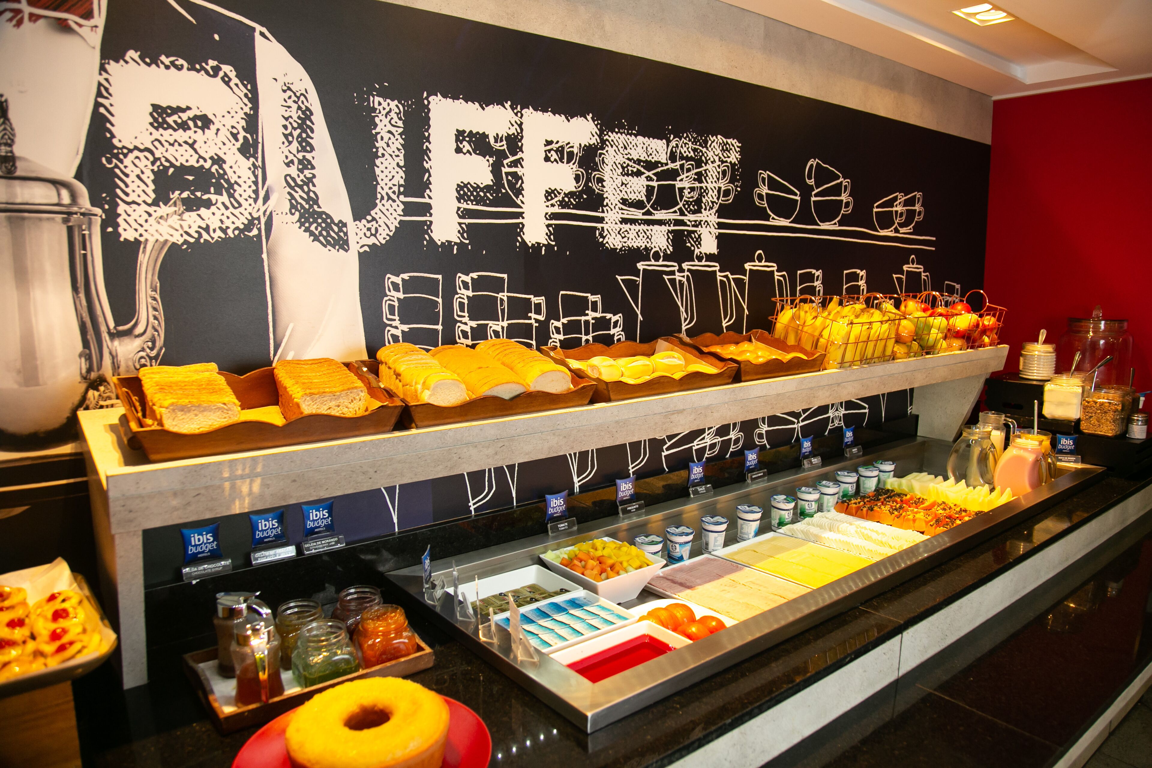 Daily buffet breakfast (BRL 42 per person)