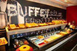 Desayuno buffet diario (BRL 42 por persona)
