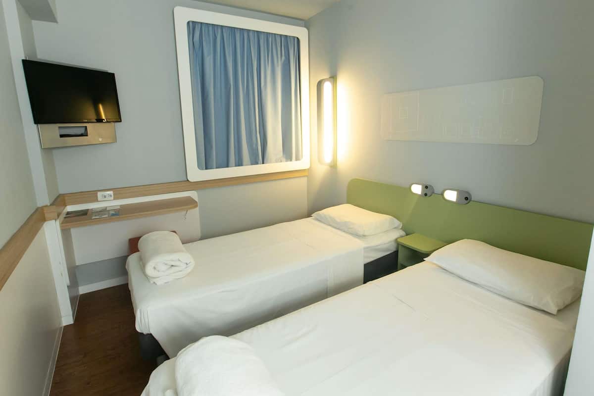 Apartment, 2 Twin Beds | Hypo-allergenic bedding, desk, laptop workspace, blackout drapes