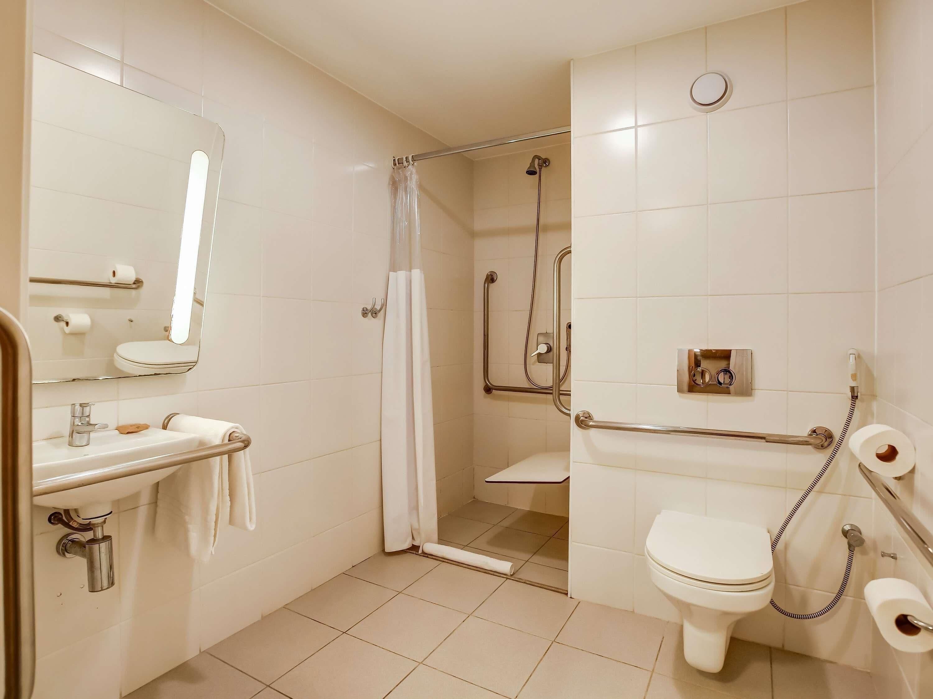 Rom – standard, 1 dobbeltseng (Accessible) | Allergitestet sengetøy, skrivebord og skrivebord for bærbar PC