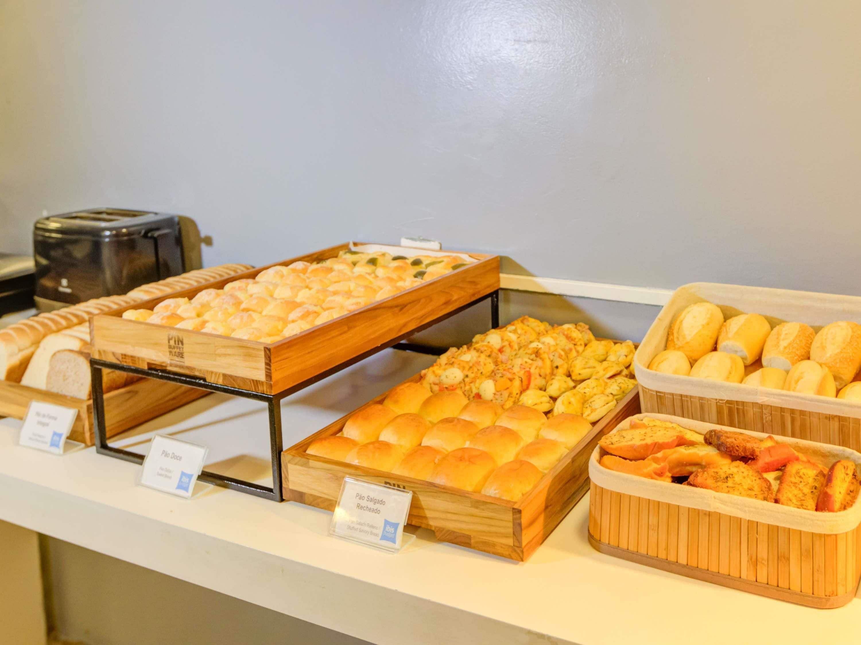 Un bufé con diversos productos de panadería y un tostador.