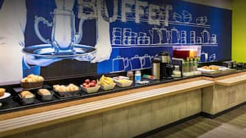 Daily buffet breakfast (BRL 37 per person)