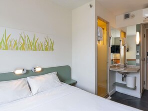 Desk, free WiFi, bed sheets - ibis budget RJ Praia de Botafogo (Rio de Janeiro)