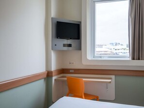 Desk, free WiFi, bed sheets - ibis budget RJ Praia de Botafogo (Rio de Janeiro)