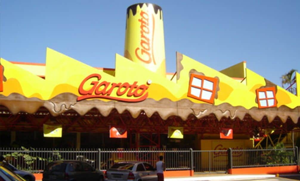 Un edificio con fachada amarilla y el nombre “Garoto” bien visible.