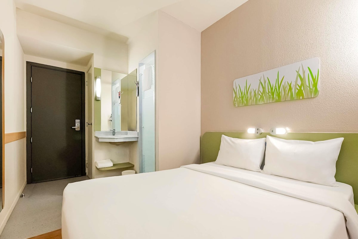 Economy Apartment, 1 Double Bed | Desk, soundproofing, free cribs/infant beds, free WiFi