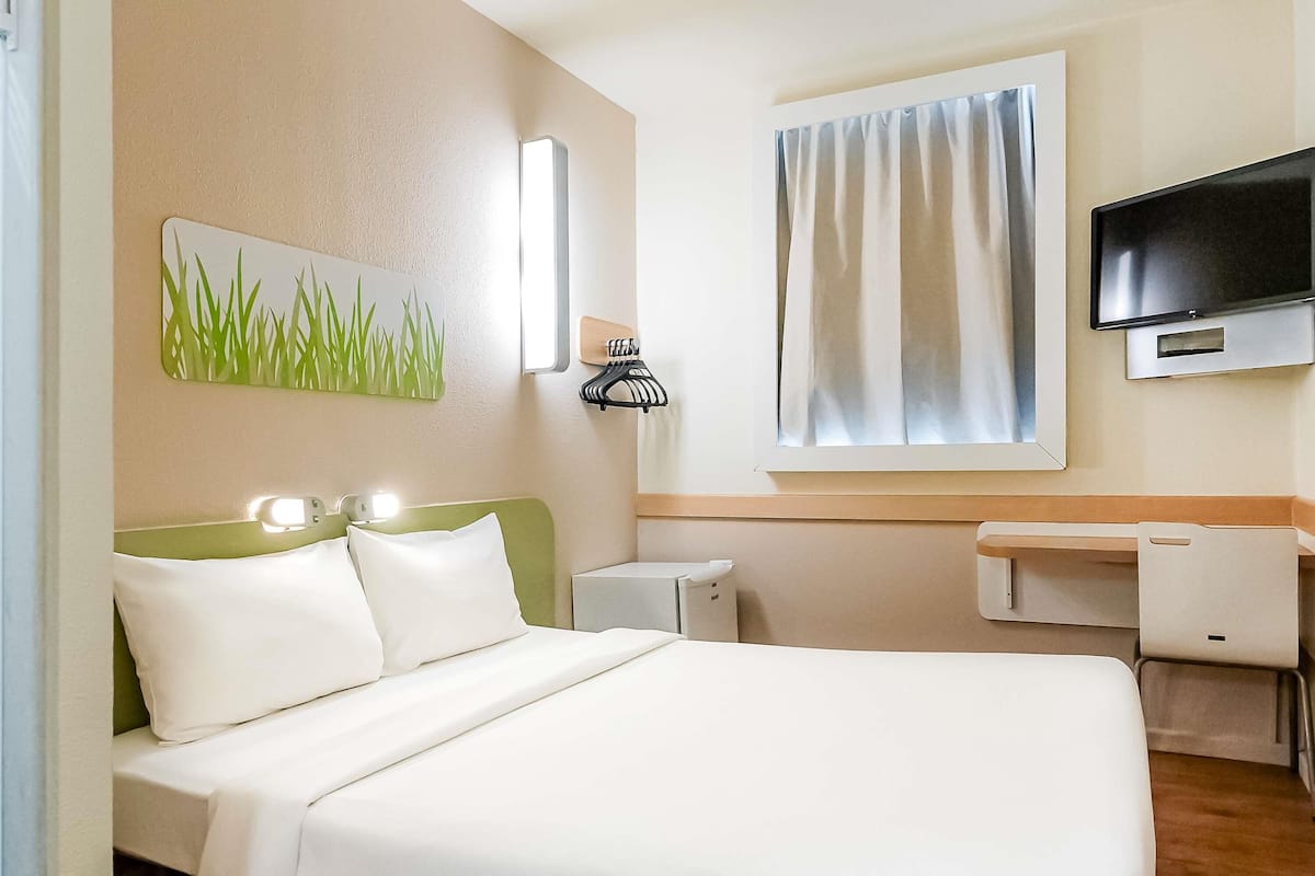 Room, 1 Double Bed (Functional, Minibar) | Desk, soundproofing, free cribs/infant beds, free WiFi