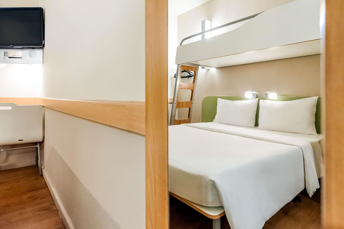 Economy Apartment, 1 Double Bed | Desk, soundproofing, free cribs/infant beds, free WiFi