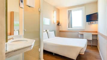 Economy Apartment, 1 Double Bed | Desk, soundproofing, cribs (free), WiFi (free)