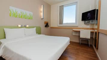 Quarto standard, 1 cama de casal, acessível | Escrivaninha, quartos à prova de som, berços grátis, Wi-Fi de cortesia