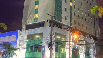 Fachada da propriedade à noite