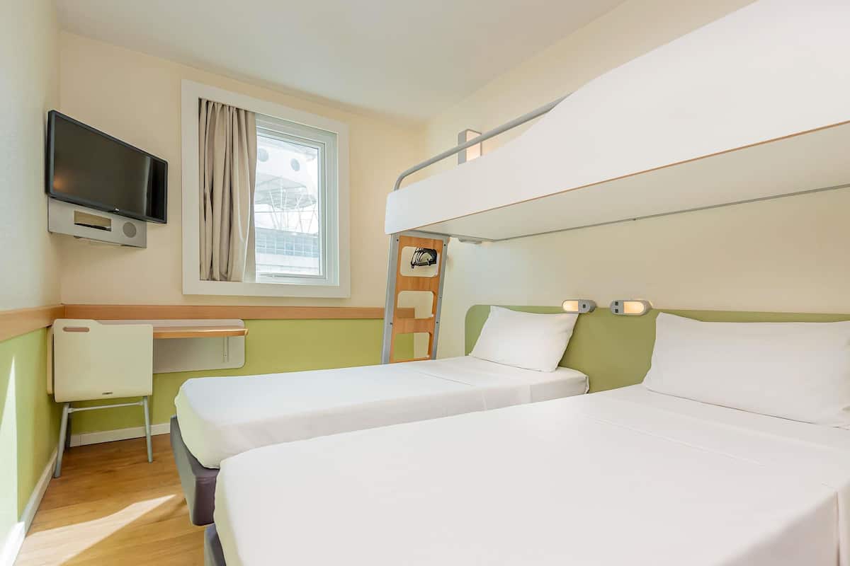 Twin Room, 3 Twin Beds (Functional) | Desk, soundproofing, cribs (free), WiFi (free)