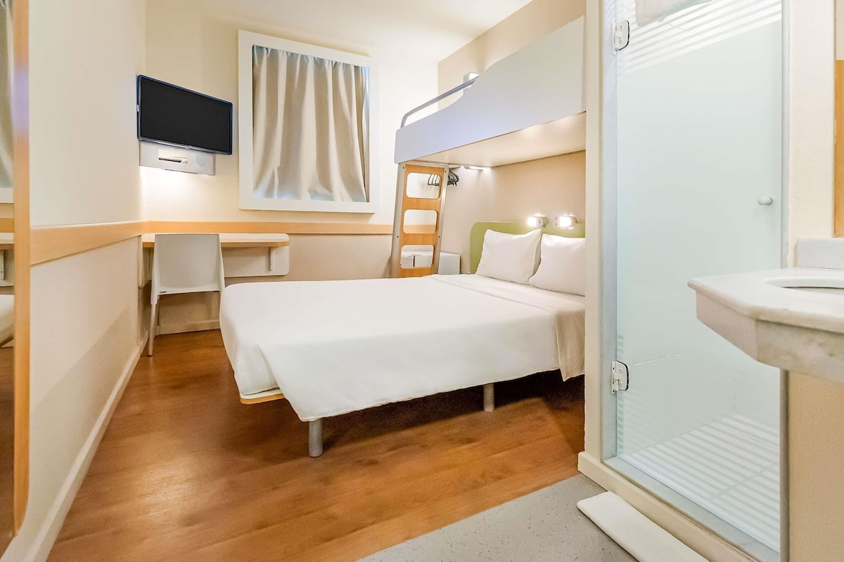 Room, Multiple Beds (Functional, Minibar) | Desk, soundproofing, cribs (free), WiFi (free)