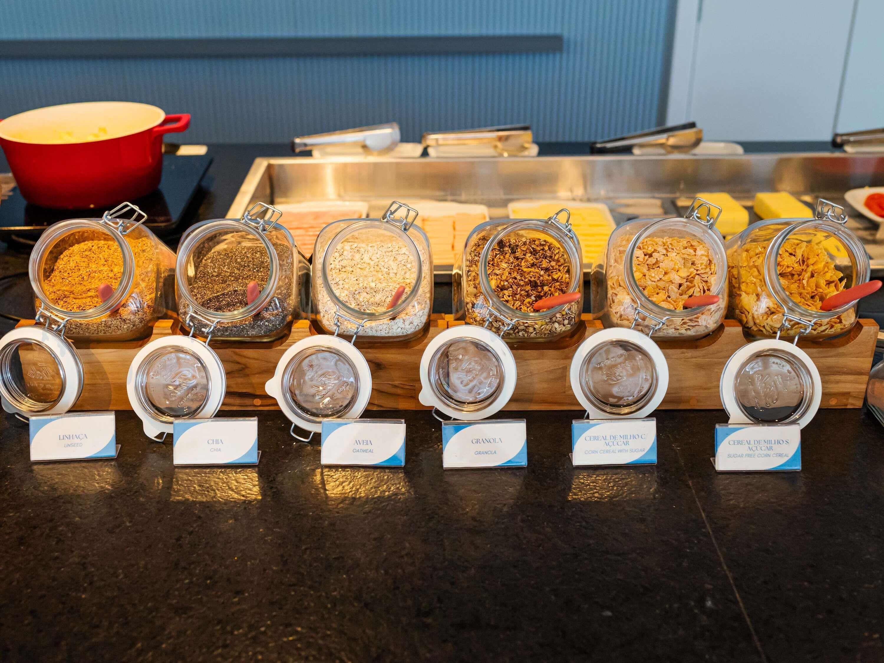 Un buffet de petit-déjeuner proposant différents types de céréales et de flocons d’avoine.