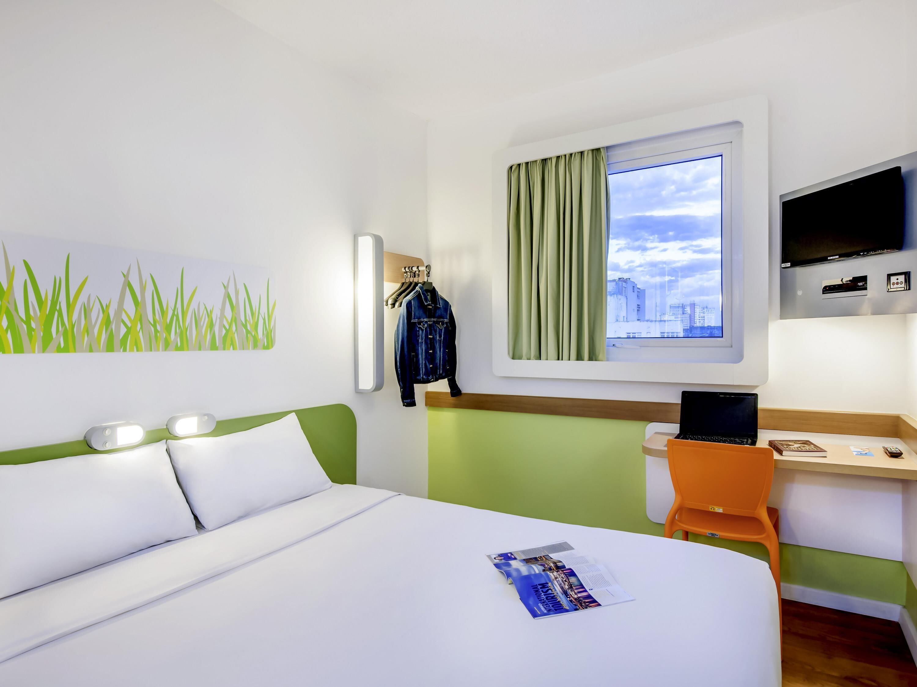 Escrivaninha, Wi-Fi de cortesia, roupa de cama