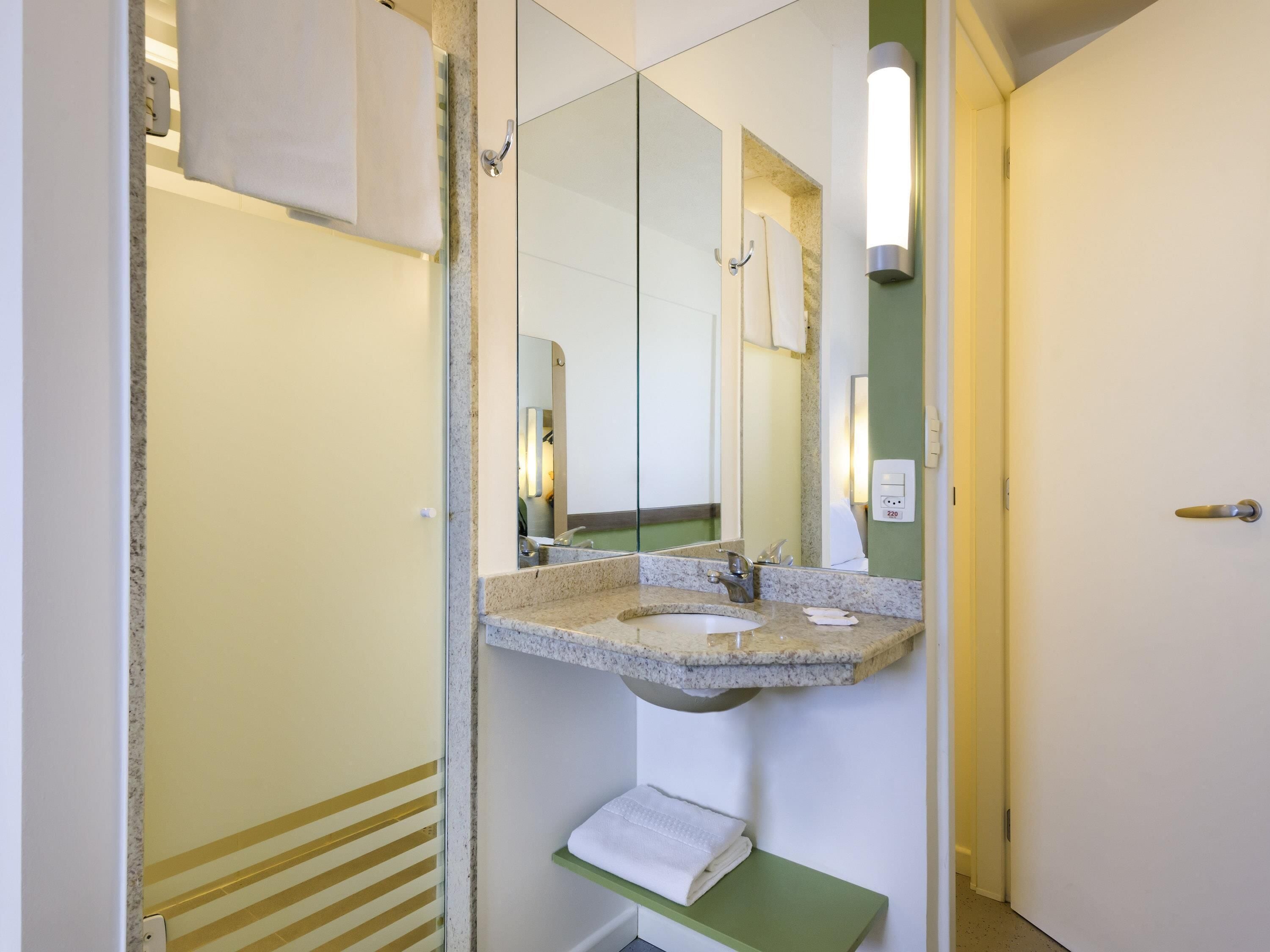 Bureau, accès au Wi-Fi (inclus), literie fournie