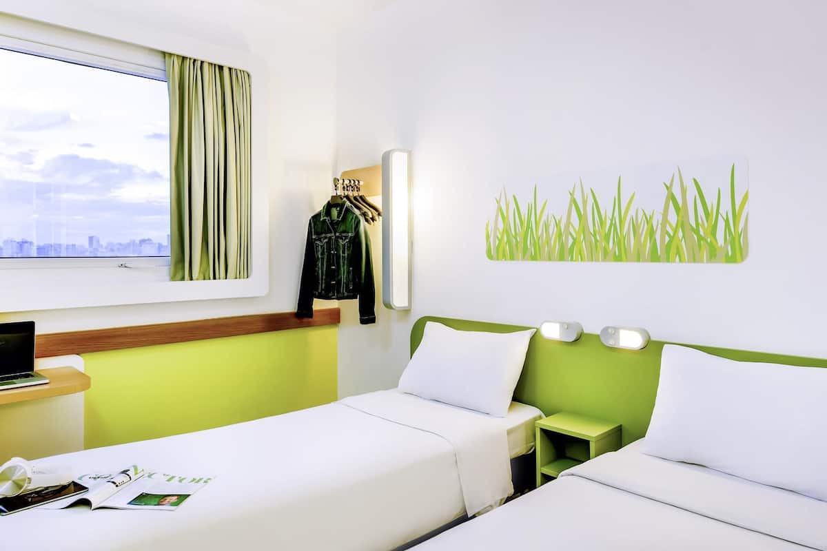 Quarto standard, 2 camas de solteiro | Escrivaninha, Wi-Fi de cortesia, roupa de cama