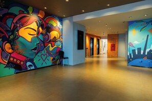 Una televisión de pantalla plana