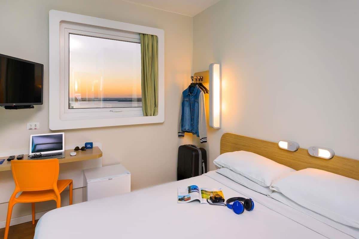 Quarto superior, 1 cama de casal | Escrivaninha, Wi-Fi de cortesia, roupa de cama