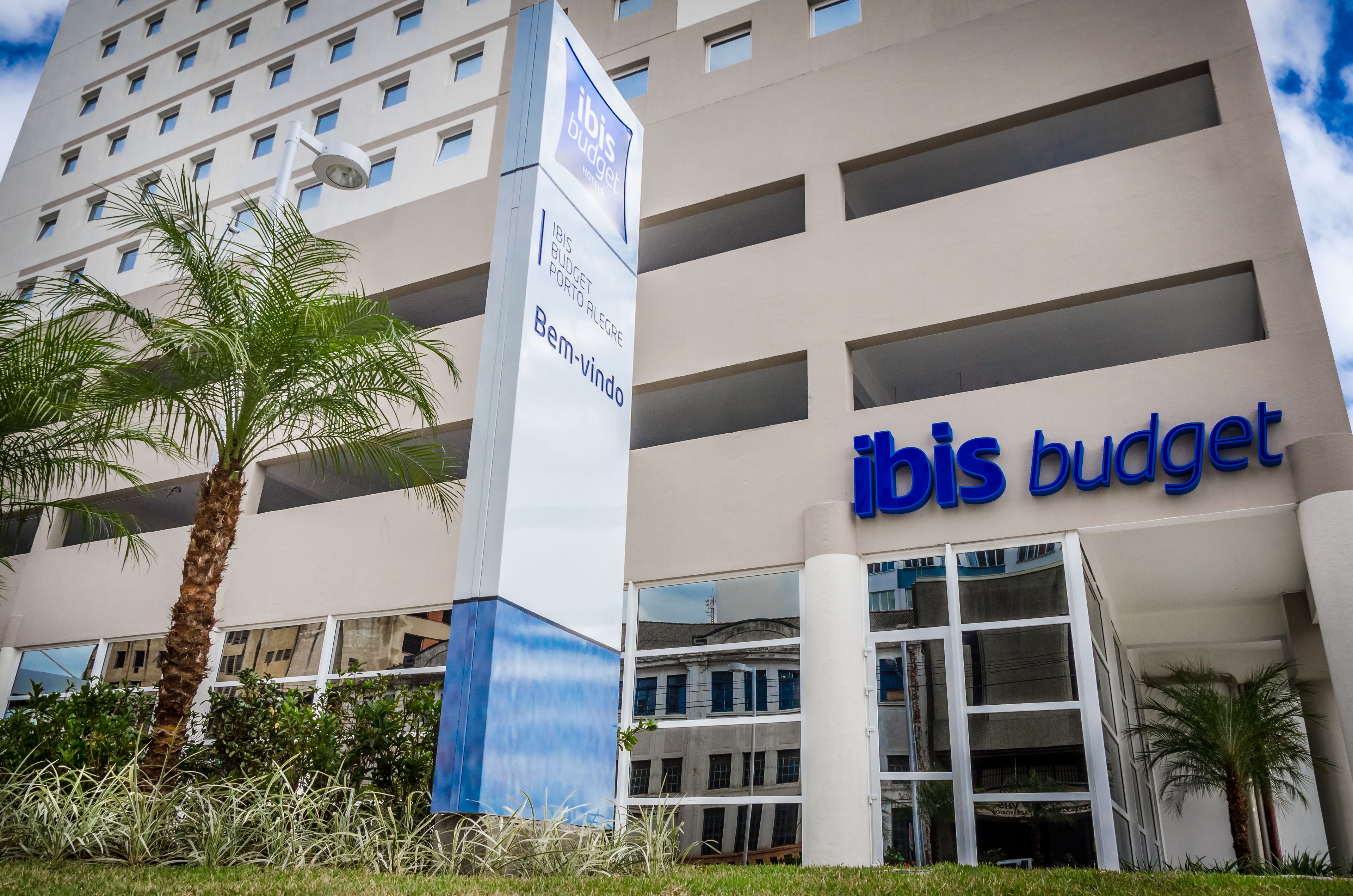 A modern building with the sign "ibis budget" indicating a budget hotel.