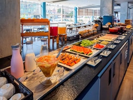 Café da manhã com buffet todos os dias mediante uma taxa
