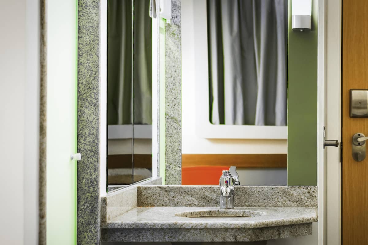 Skrivebord, wi-fi (inkludert) og sengetøy