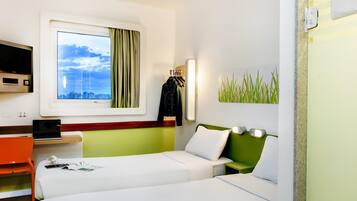 Escritorio, wifi gratis y ropa de cama