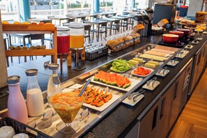Daily buffet breakfast (BRL 45 per person)