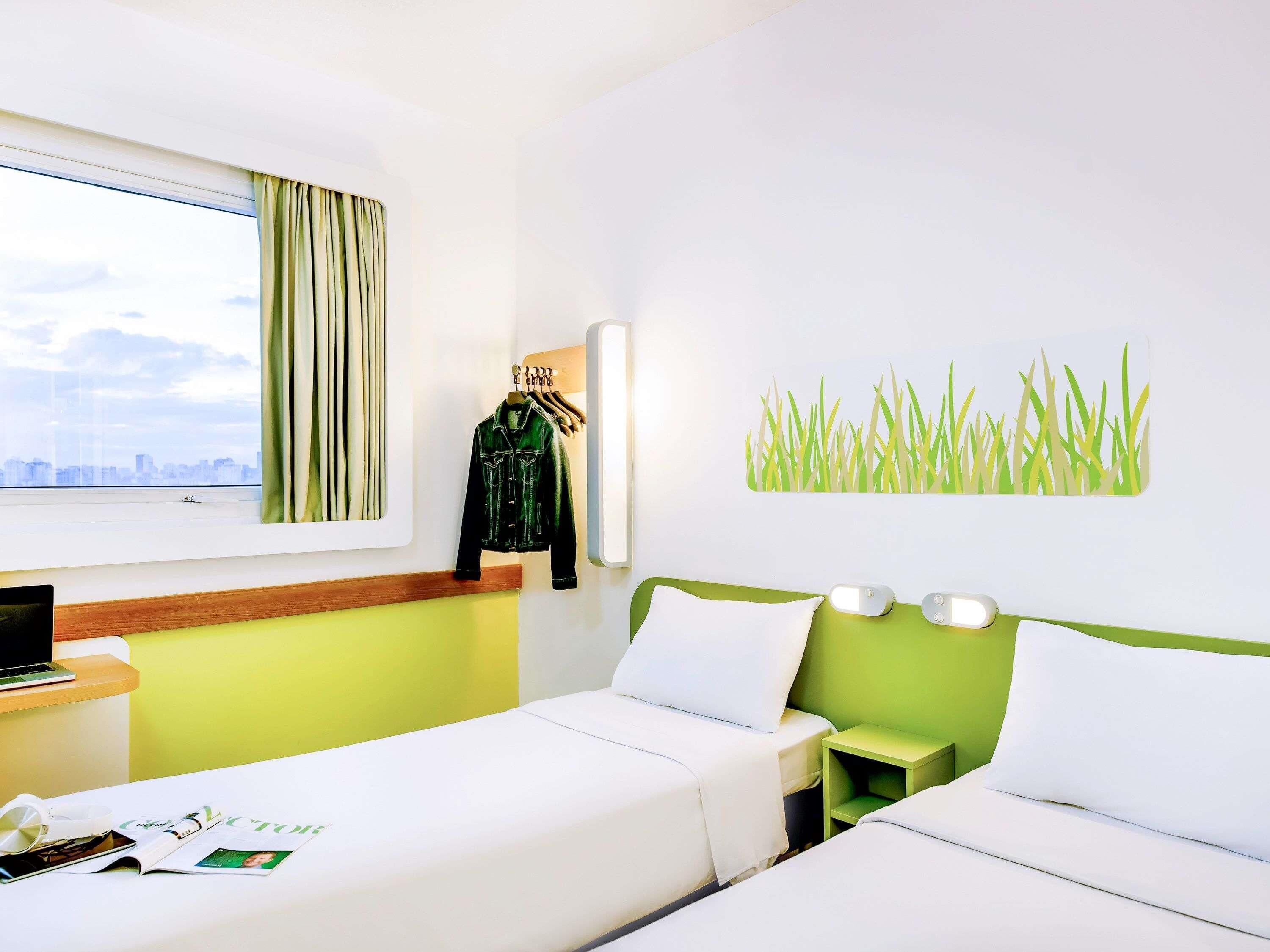 Quarto standard, 2 camas de solteiro | Escrivaninha, Wi-Fi de cortesia, roupa de cama