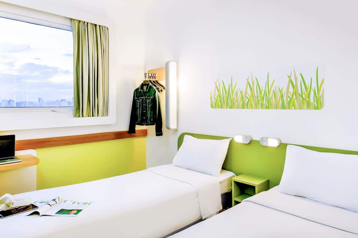 Quarto standard, 2 camas de solteiro | Escrivaninha, Wi-Fi de cortesia, roupa de cama