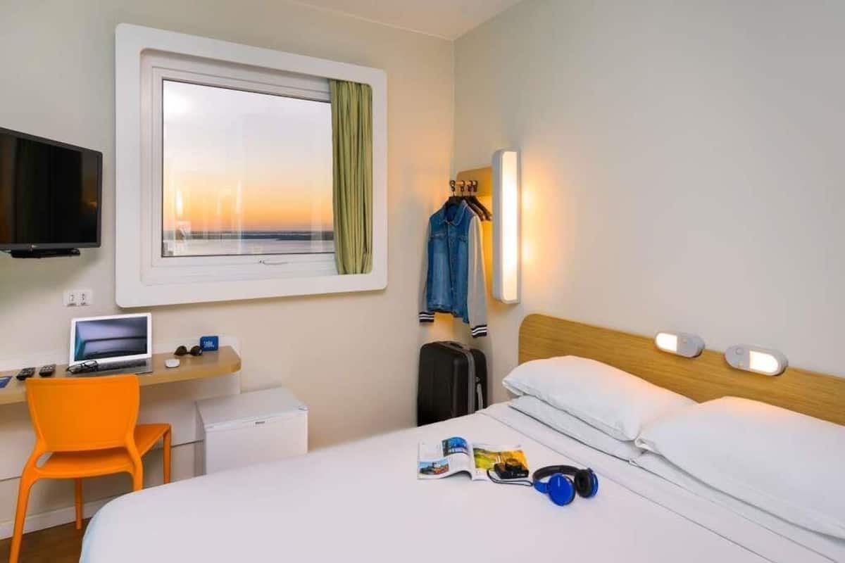Quarto superior, 1 cama de casal | Escrivaninha, Wi-Fi de cortesia, roupa de cama