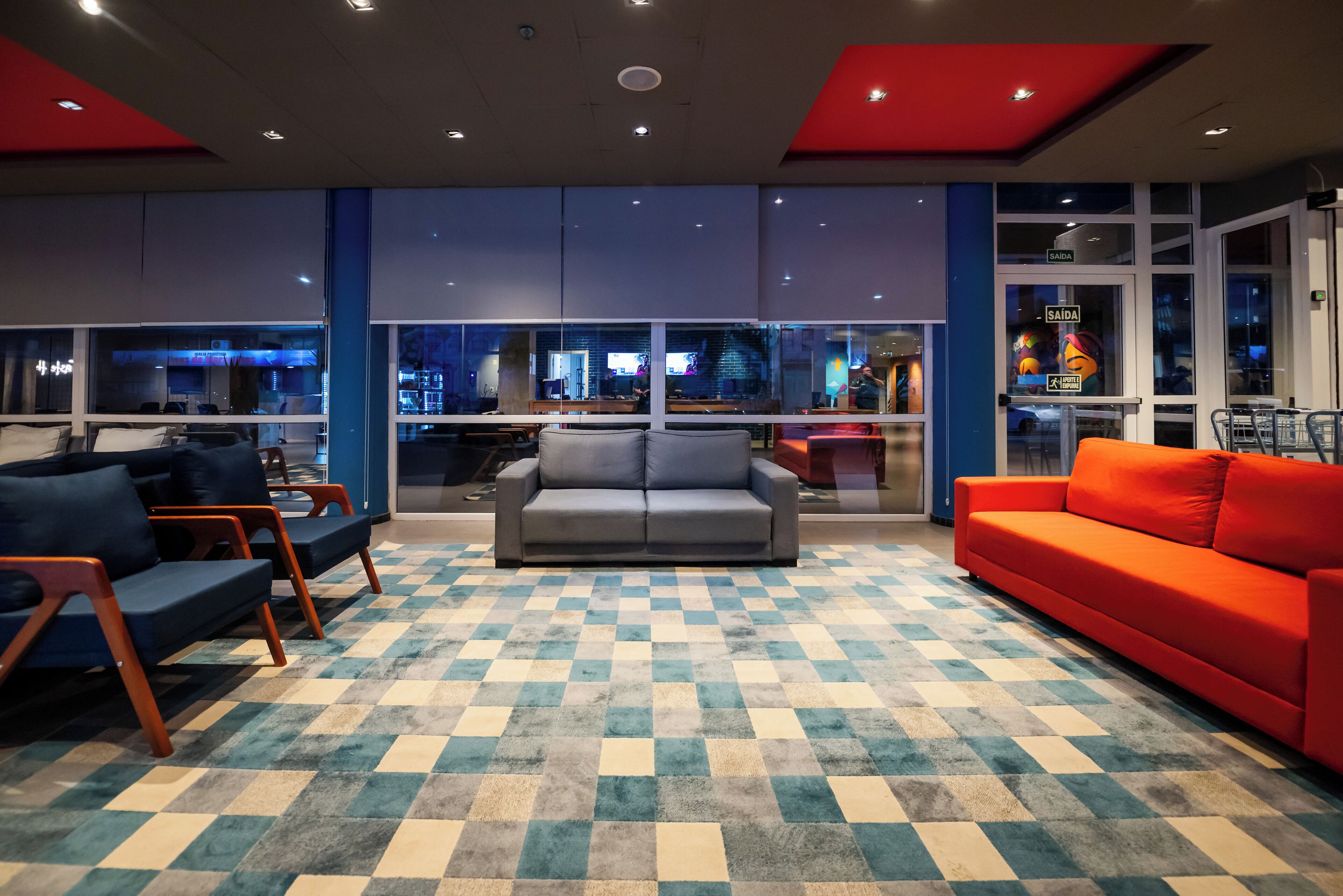 Una televisión de pantalla plana