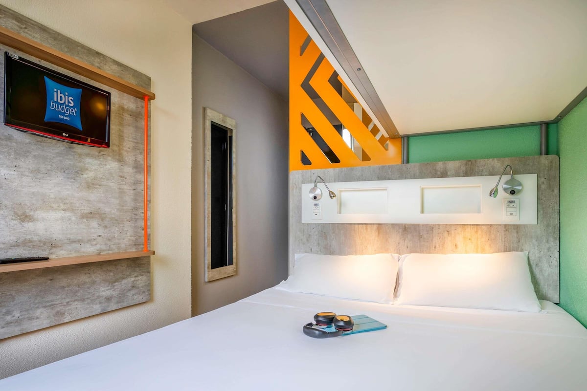 Individuell inredning, skrivbord och arbetsyta för laptop