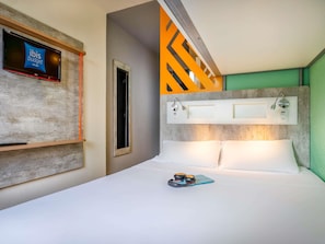 Individually decorated, desk, laptop workspace, blackout curtains - Ibis Budget SP Centro São João (São Paulo)