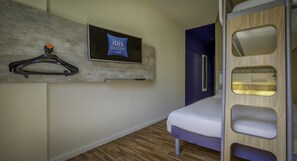 Individually decorated, desk, laptop workspace, blackout curtains - Ibis Budget SP Centro São João (São Paulo)