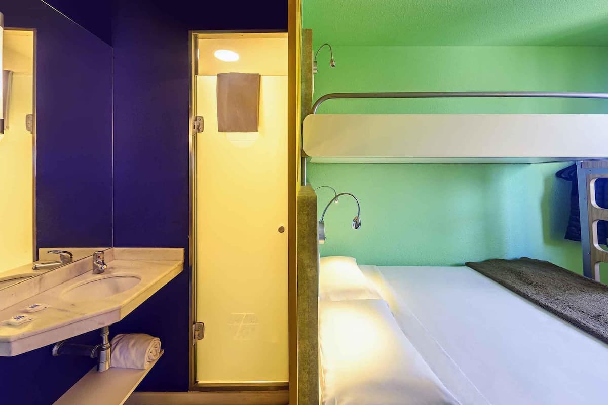 Quarto standard, várias camas | Individualmente decorados, escrivaninha