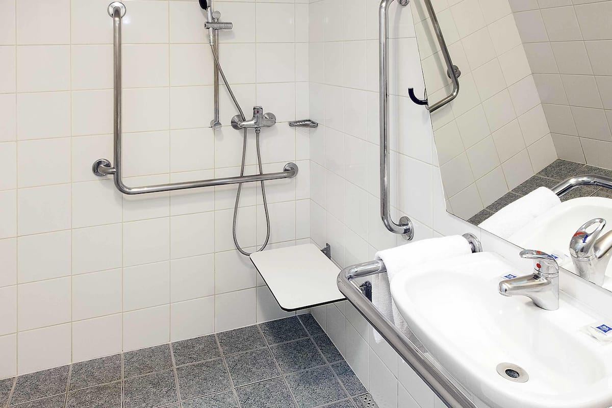 Rom – standard | Individuelt dekorert, skrivebord og skrivebord for bærbar PC