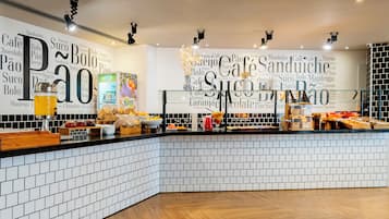 Daily continental breakfast (BRL 38.00 per person)